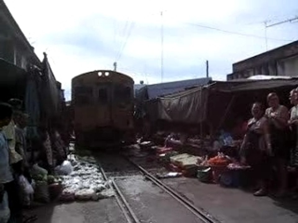 Le train à maeklong station