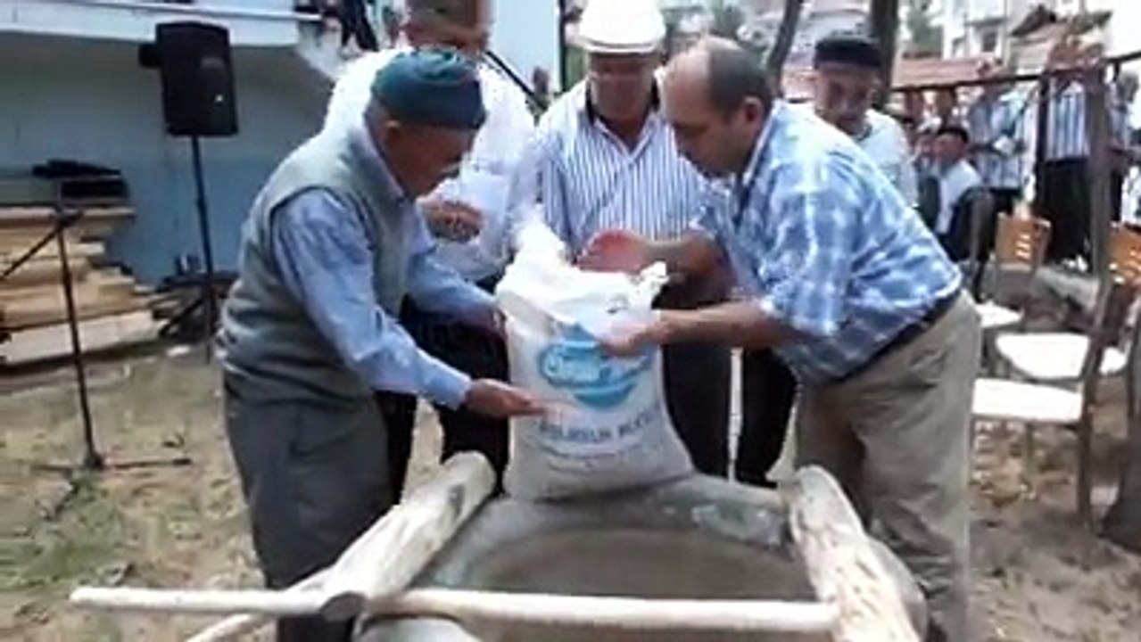 Ölürüm Türkiyem Davul Zurna Eşliğinde Keşkek Dövme