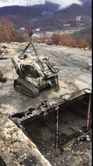 Chariot de démolition suspendu à une grue... Ingénieux systeme!