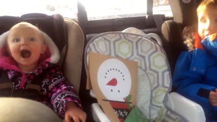 Ce bébé de 2 ans dit "Fuc.." et embrouille son frère !