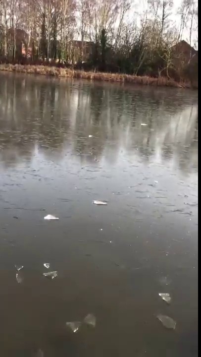 Casser de la glace sur un lac gelé : bruit énorme !