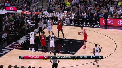 Jakob Poeltl balance un airball aux lancers-francs