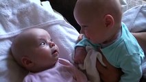 Ce papa filme ses jumeaux en pleine discussion... Bébés adorables