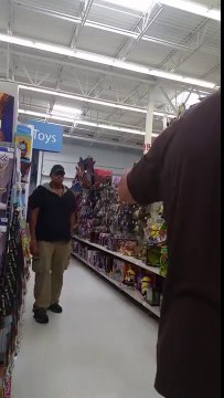 Un pervers choppé à Walmart en train de suivre des enfants