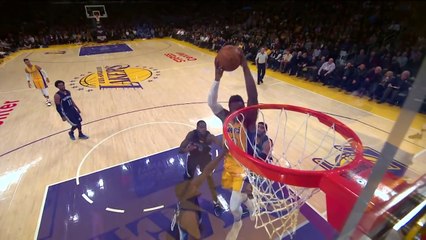 Julius Randle écrase un énorme dunk à deux mains