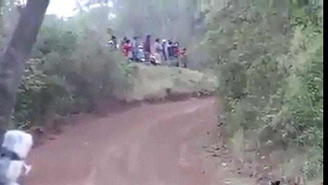IL CANE SI TROVA SUL TRACCIATO DEL RALLY, CIO' CHE ACCADE E'... DA INFARTO!