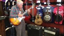 Ce vieil homme en train d’essayer une guitare dans le magasin va vous étonner