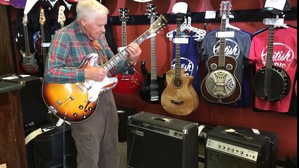 Ce vieil homme en train d’essayer une guitare dans le magasin va vous étonner