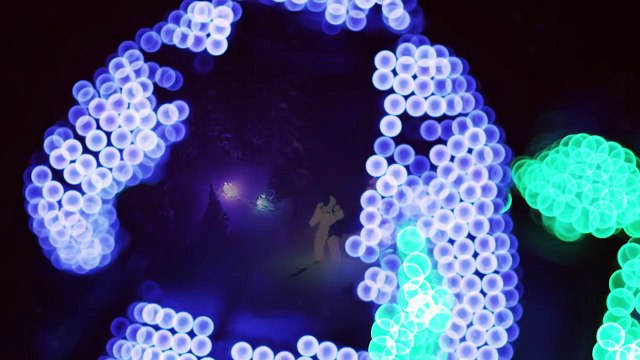 En combinaisons lumineuses, ils skient dans l'obscurité... C'est vraiment magnifique !