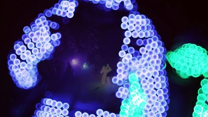 En combinaisons lumineuses, ils skient dans l'obscurité... C'est vraiment magnifique !