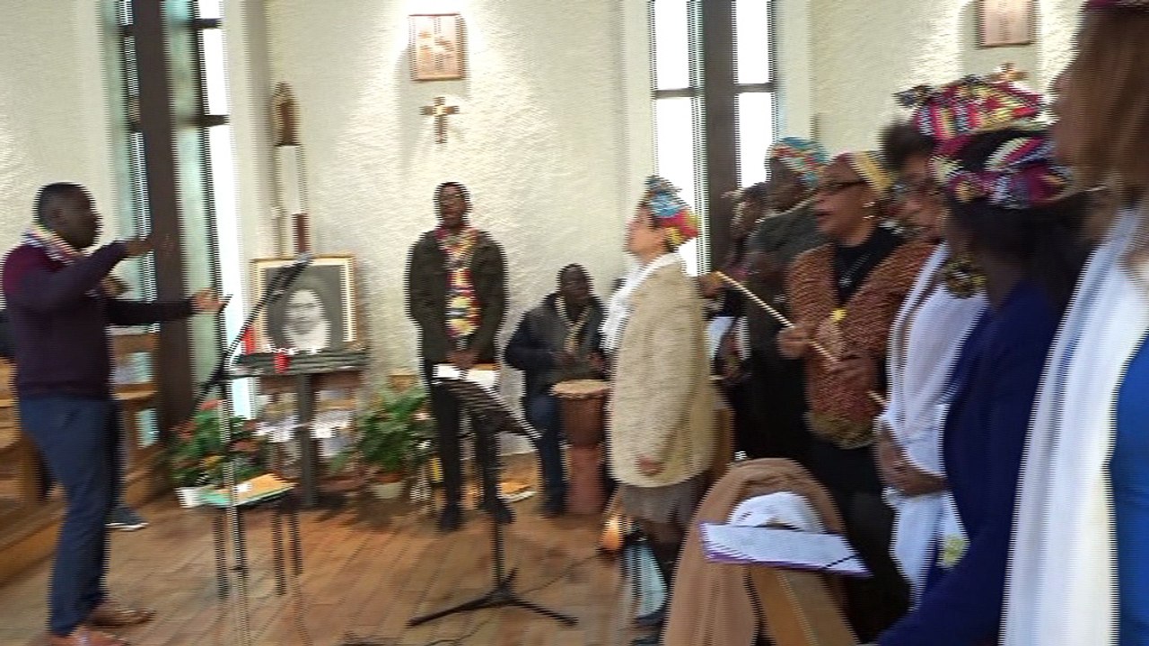 5 ans de sacerdoce du père Amédée-5-Prière eucharistique