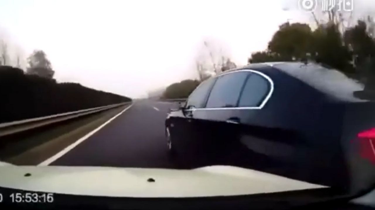 Road rage entre une BMW et une Mini Cooper.