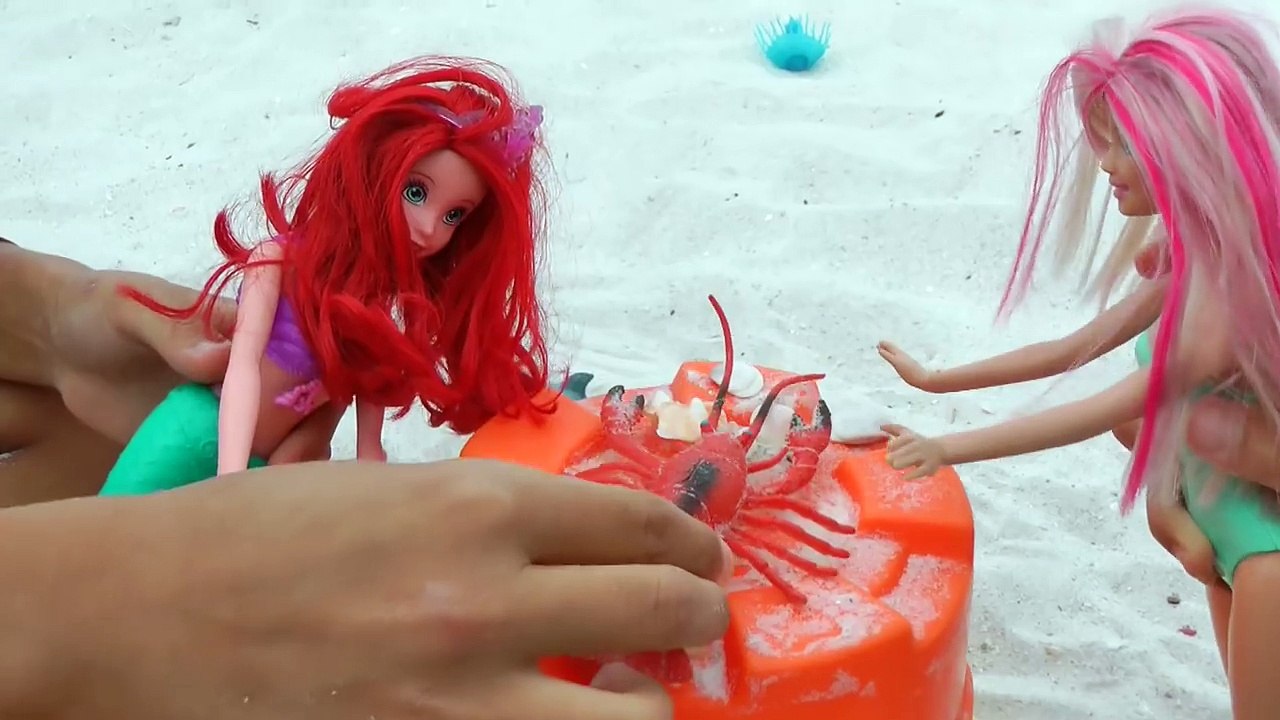A LOBSTER is Hurt! Will it be better Barbie & Ariel & Raquelle help - Beach Sand Ocean Play & Fun-FFNxyg2dIdc