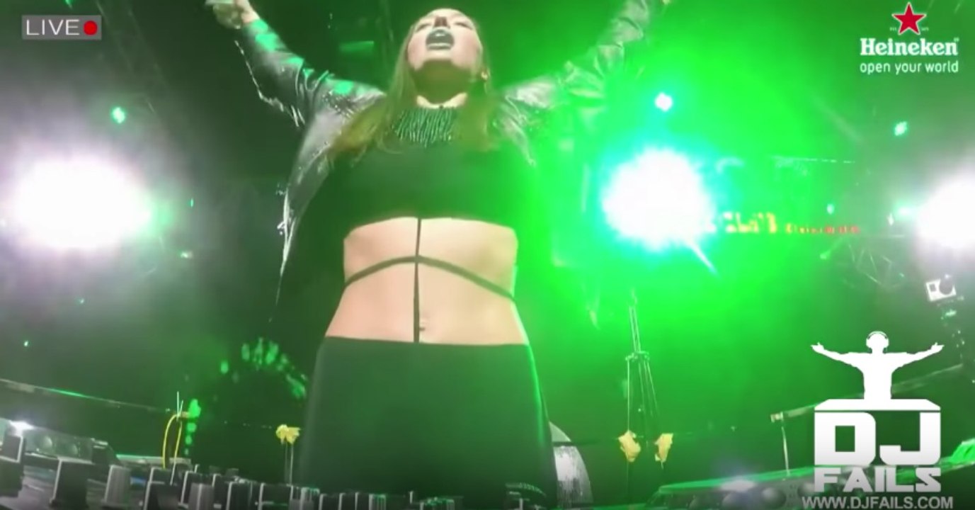 DJ passa por momento constrangedor quando começa a saltar e mostra o que não era suposto...