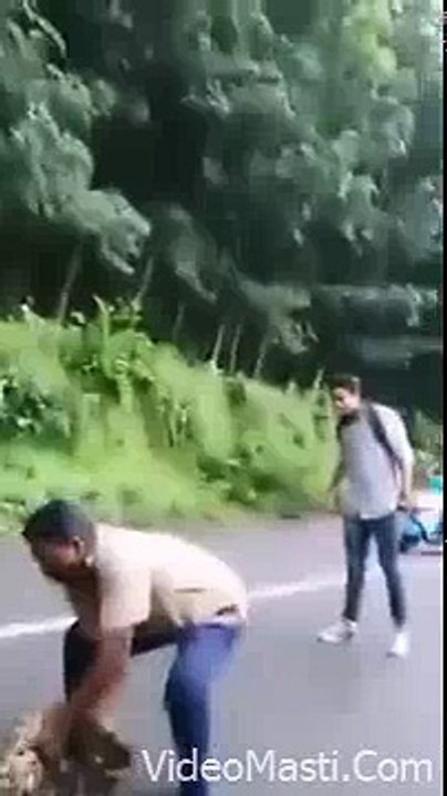 Azagar Ne 2 Bakriyo Ko Nigal Liya - Shocking(videomasti.com)