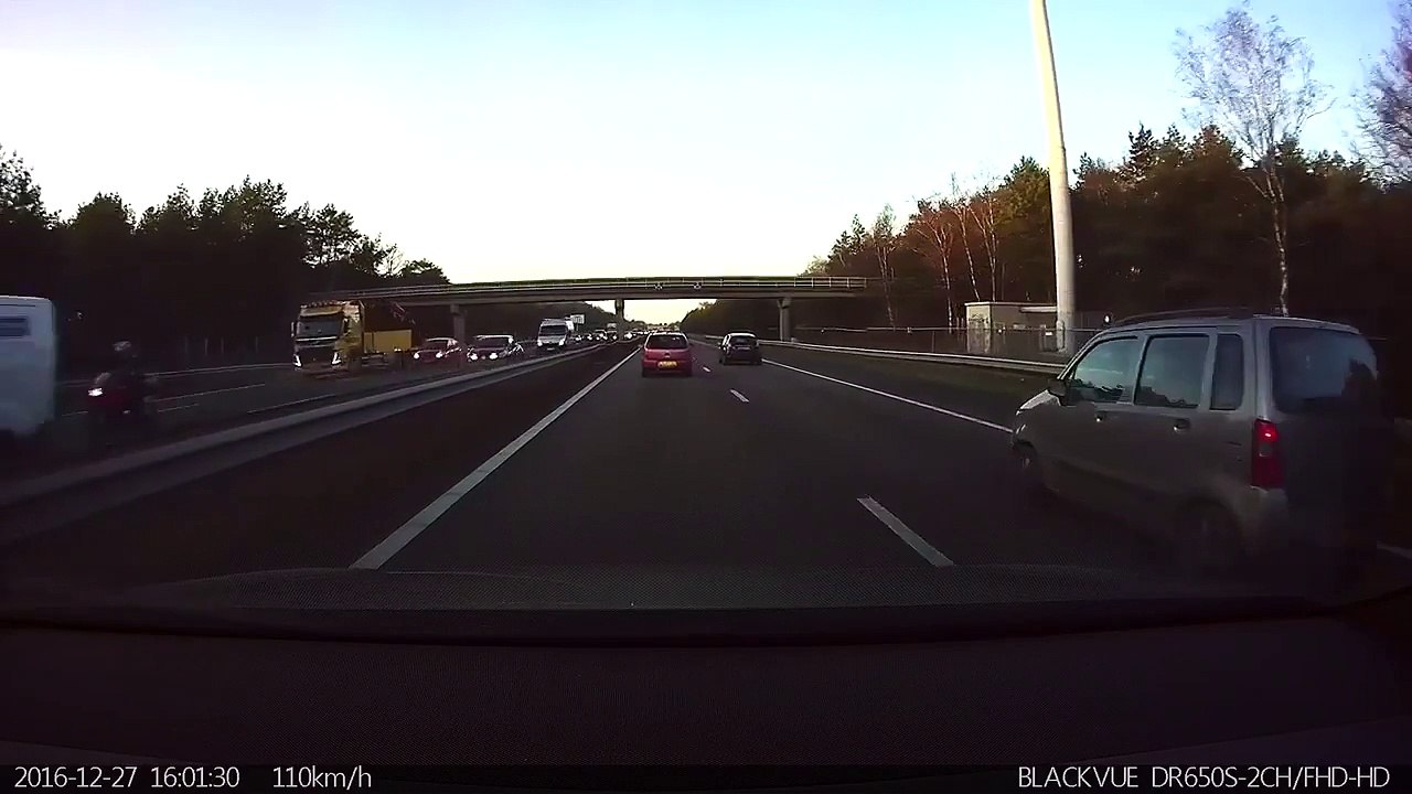 Une Tesla prédit un accident et réussit à l'éviter