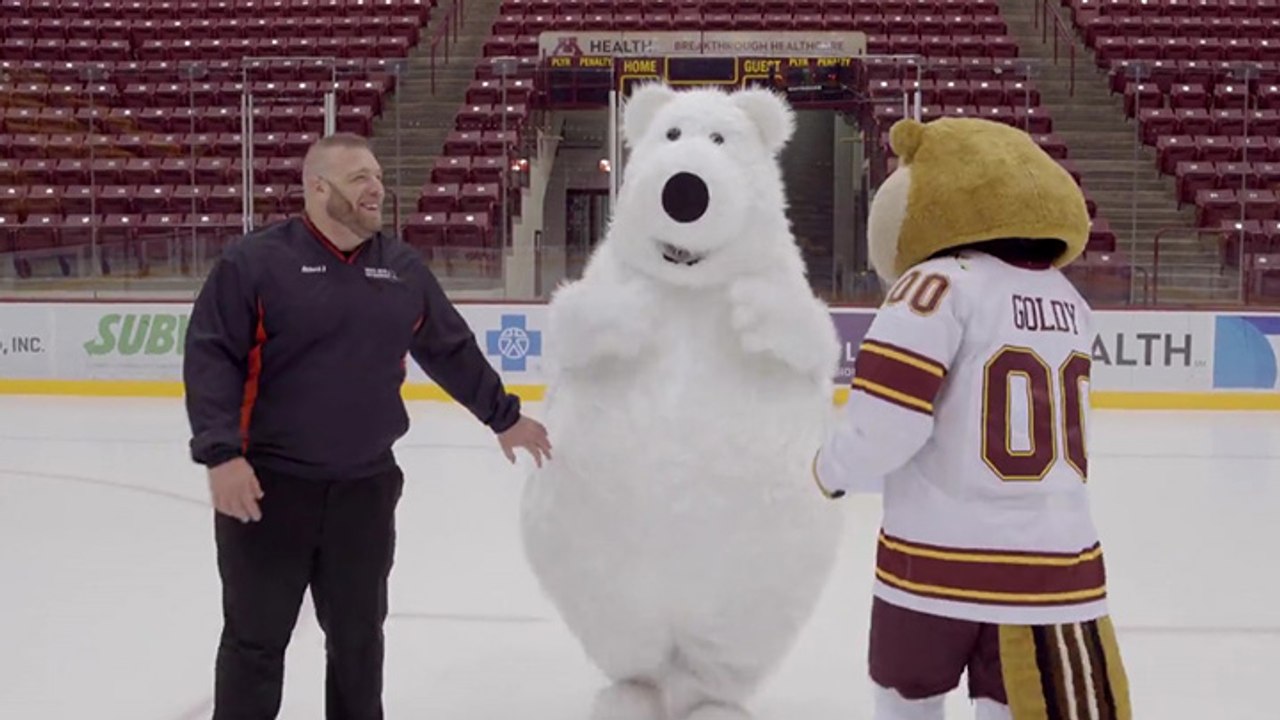 Un ours chute à plusieurs reprises sur une patinoire