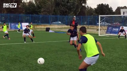 Kluivert gère le mercato en jouant avec des enfants de l'academy du PSG