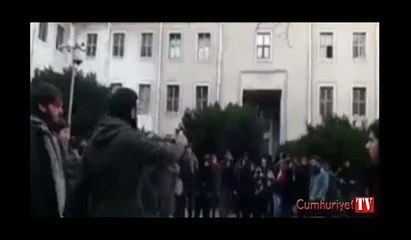 İÜ'de IŞİD karşıtı bildiri dağıtan öğrencilere saldırı