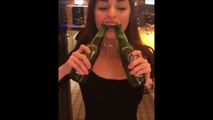 Elle ouvre 2 bières en même temps avec sa bouche
