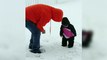 Ce bébé découvre la neige pour la première fois
