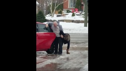 Monter dans sa voiture quand le sol est verglacé