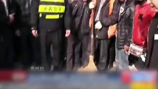 L'uomo è svenuto per strada. Quello che fa il suo cane è magnifico!