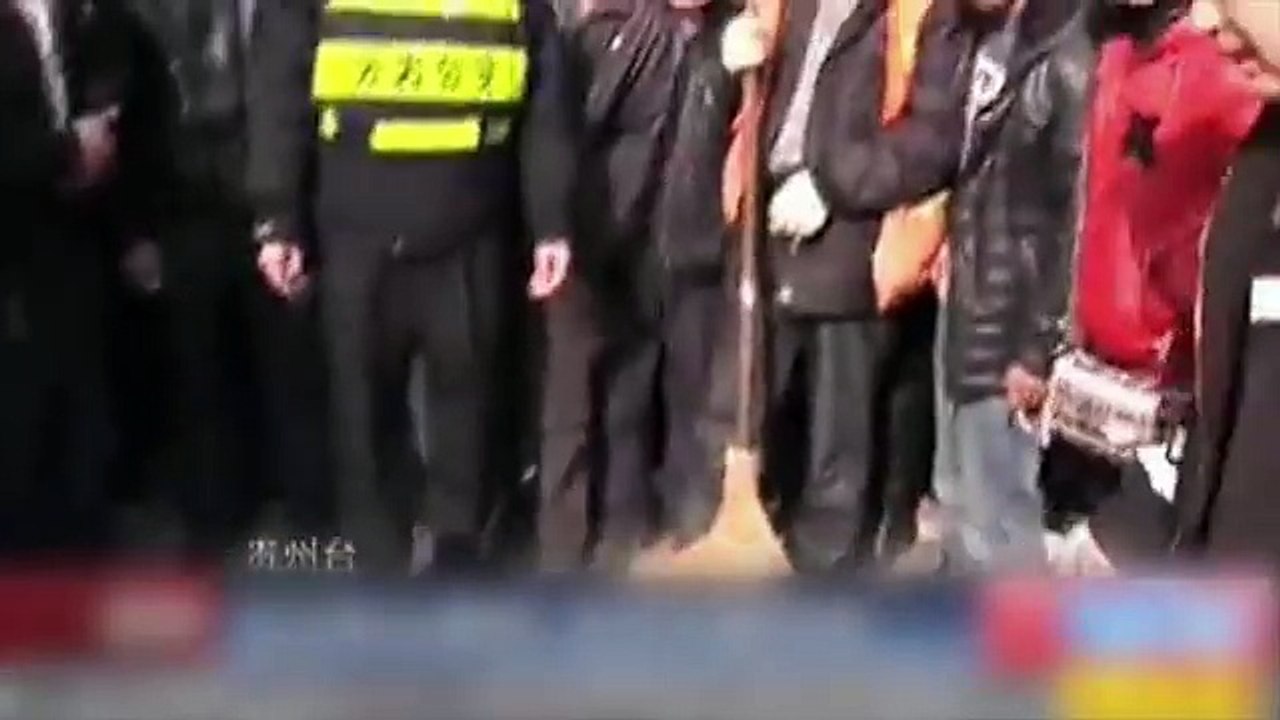 L'uomo è svenuto per strada. Quello che fa il suo cane è magnifico!