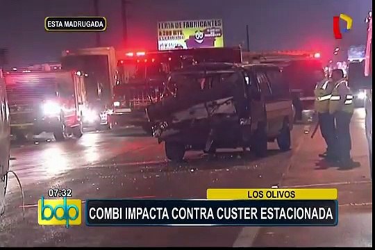 Los Olivos: cinco heridos tras chocar combi contra cúster estacionada