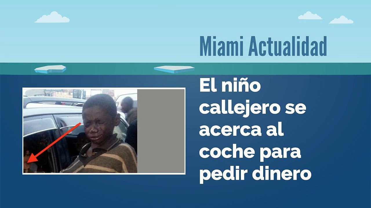 El niño callejero se acerca al coche para pedir dinero,