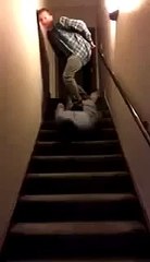 Il surfe sur son ami ivre dans les escaliers