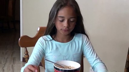 GIANT SPIDER ATTACKS GIRL Saved by Spatula TOYS TO SEE Children's Movie-To53vjh6