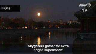 Skygazers gather for extra bright 'supermoon'
