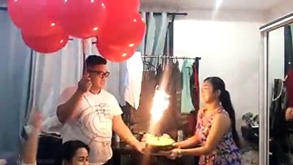 ਜਨਮ ਦਿਨ ਮਨਾਉਂਦੇ ਸਮੇਂ ਬਚੇ ਧਿਆਨ ਰਖਣ, ਦੇਖੋ ਕਿਵੇ ਅੱਗ ਲੱਗ ਗਈ,