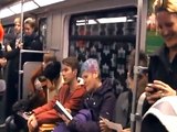 Cette femme provoque une contagion dans un train berlinois grâce avec son fou rire sans aucune subtilité !