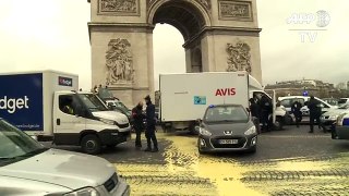 COP21_ A Greenpeace demo at the Arc de Triomphe[1]
