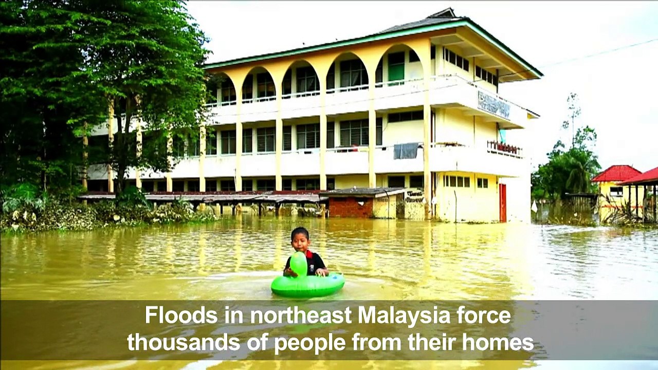 Malaysia floods force thousands from homes
