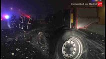 Un doble accidente de camiones trailer bloquea la M-50