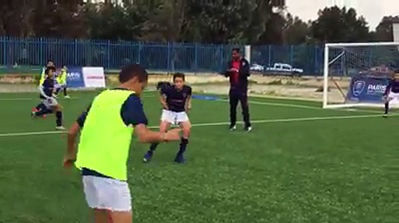 Quand Patrick Kluivert négocie les recrues hivernales du PSG tout en jouant au foot avec les jeunes de l'Academy