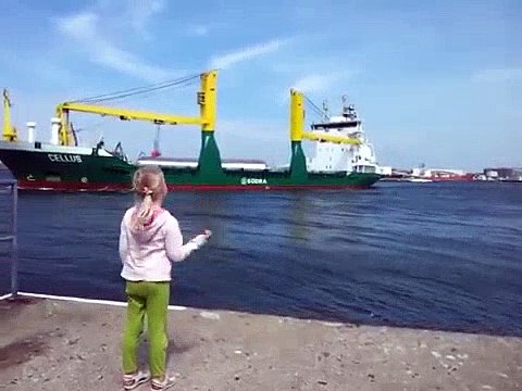 Waiting on the beach when the ship approaching the harbor, the little girl expects me to honk the ship's horn. Captain little girl