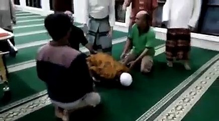 Pemandi Jenazah Meninggal Dalam Keadaan Sujud