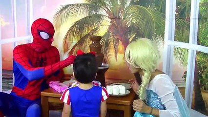 Snow white loses her nose w Frozen Elsa, Spiderman, Catwoman, Police baby