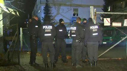 Descargar video: German authorities detain 26-year-old Tunisian in connection with Berlin attack.