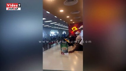 بالفيديو.. مطار جدة غارق بمياه الصرف الصحى