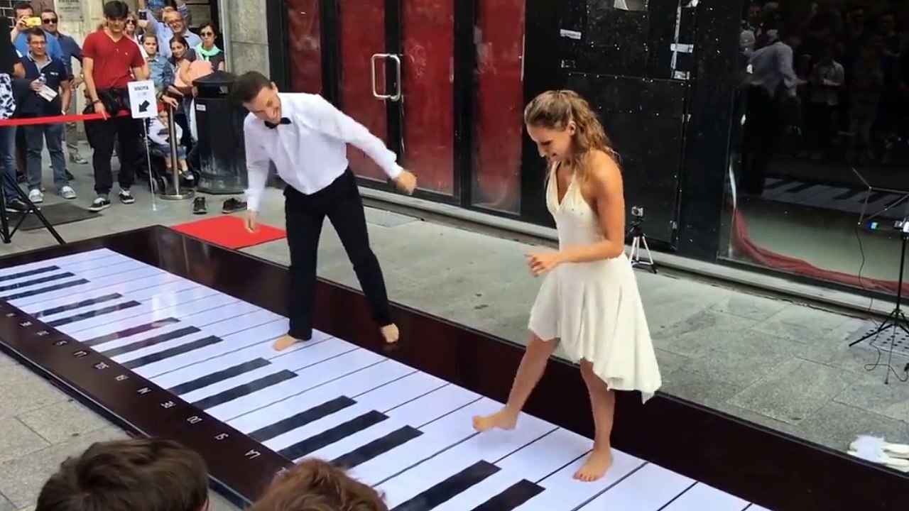 The Pink Panther music created by dancing on a giant piano!