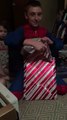 Emouvant ! Il ouvre son cadeau et se met à pleurer. Son papa ému pleure aussi et le prend dans ses bras !