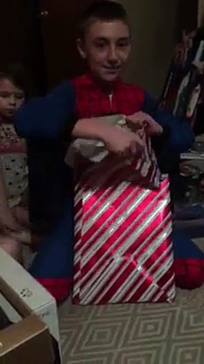 Emouvant ! Il ouvre son cadeau et se met à pleurer. Son papa ému pleure aussi et le prend dans ses bras !