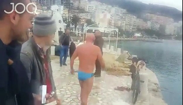 Temperatura nën zero, kjo është marrëzia e Çimit në plazhin e Sarandës