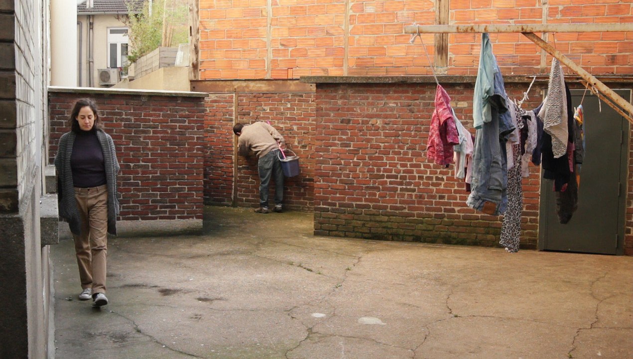 Je suis DANS LA COUR