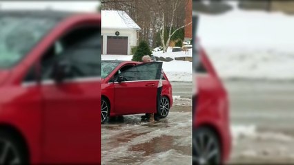 Monter dans sa voiture quand le sol est verglacé